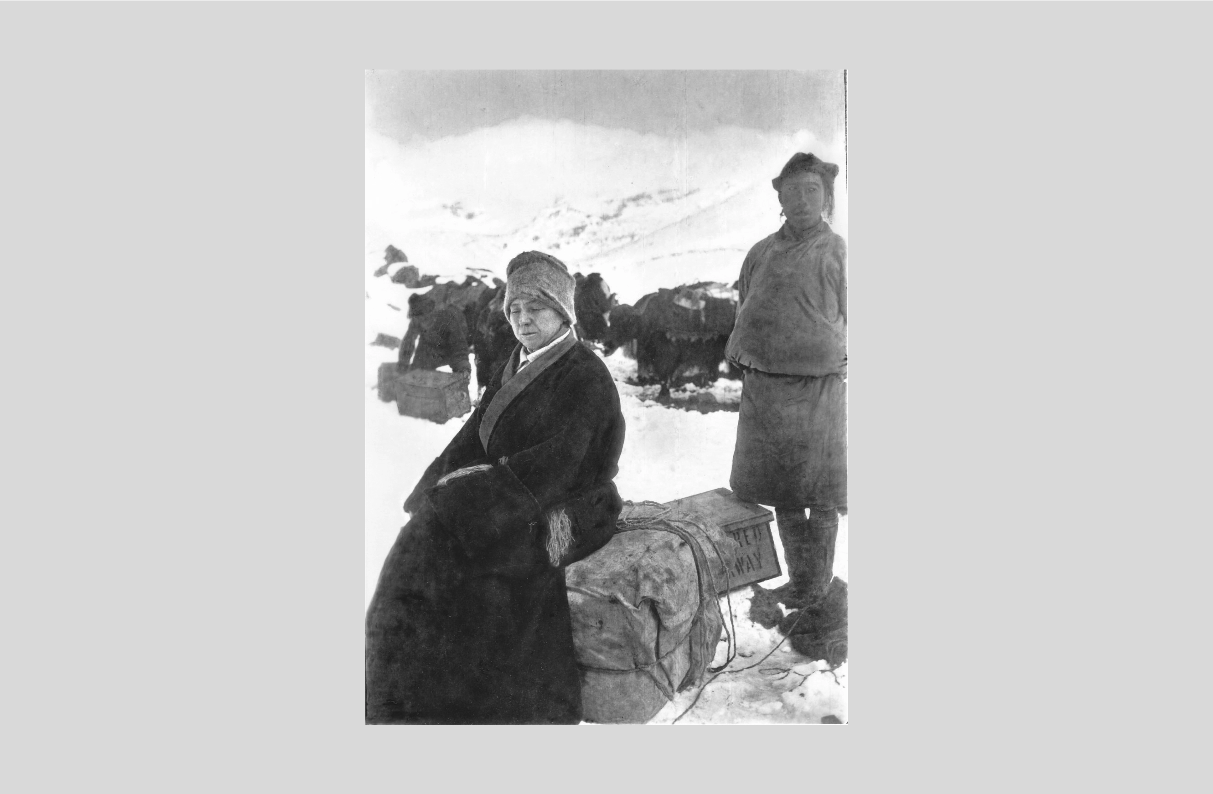 Alexandra David-Néel accampata nel pressi del villaggio della tribü Pashi, al confine tra Sikkin e Tibet, 1914.