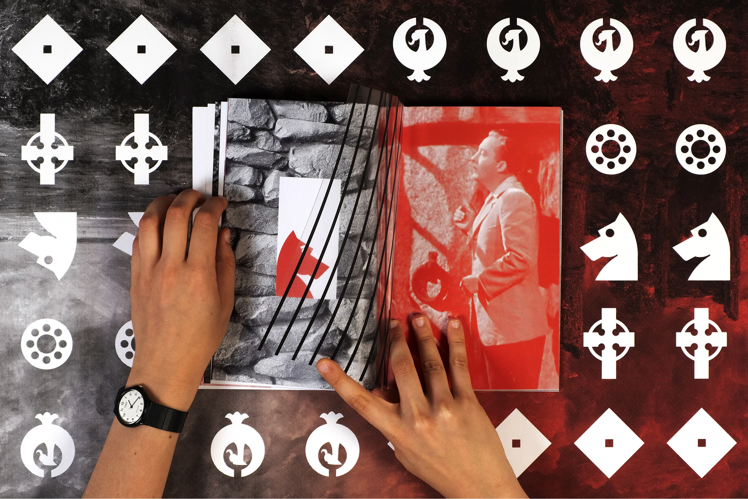 foto di una doppia pagina del progetto editoriale