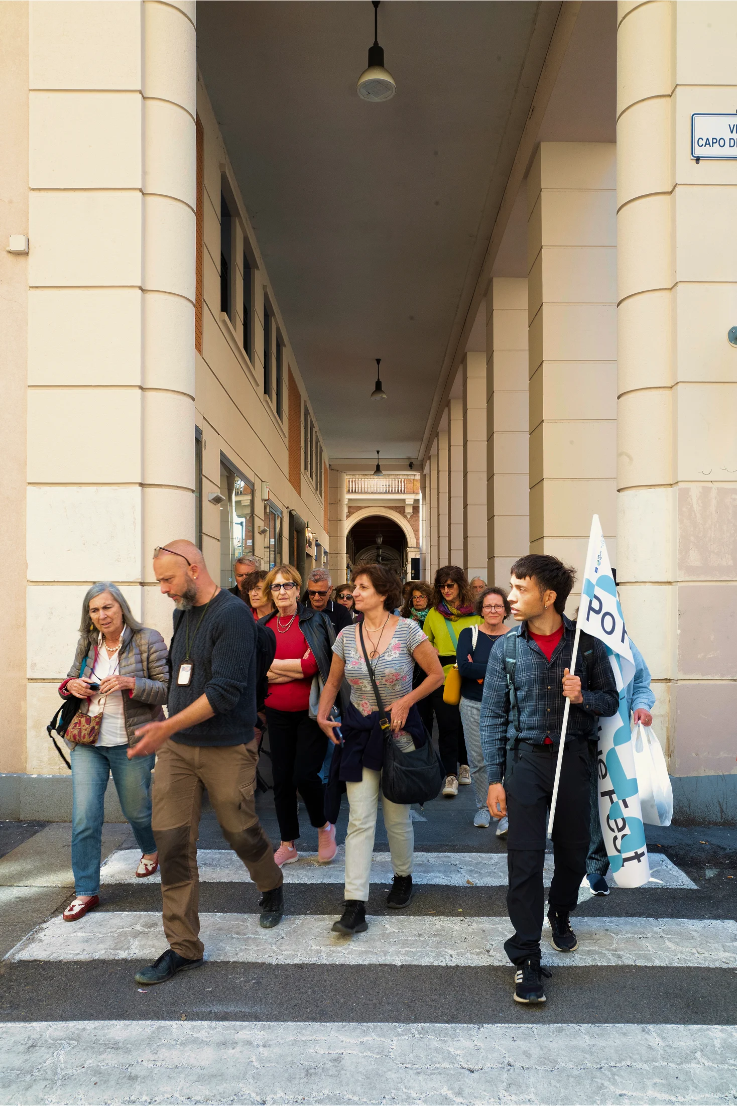Foto ambientata della grafica realizzata per la bandiera del Festival